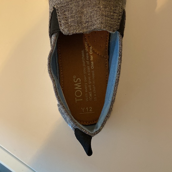 Kids Tom’s slip on shoes, blue/gray denim, size 12 - Picture 3 of 3